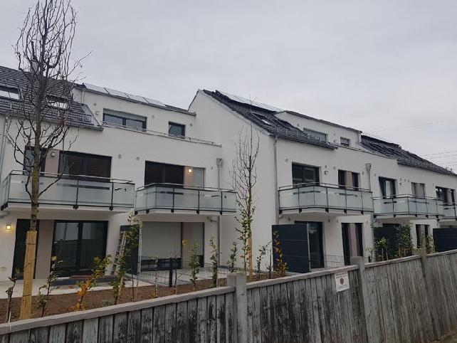 Neubau von 11 Eigentumswohnungen und 4 Doppelhäusern in Erlangen, Wir lieferten die Fenster, Aufsatzrollos, Haustüren im Jahre 2018. | Schuller GmbH, Neumarkt