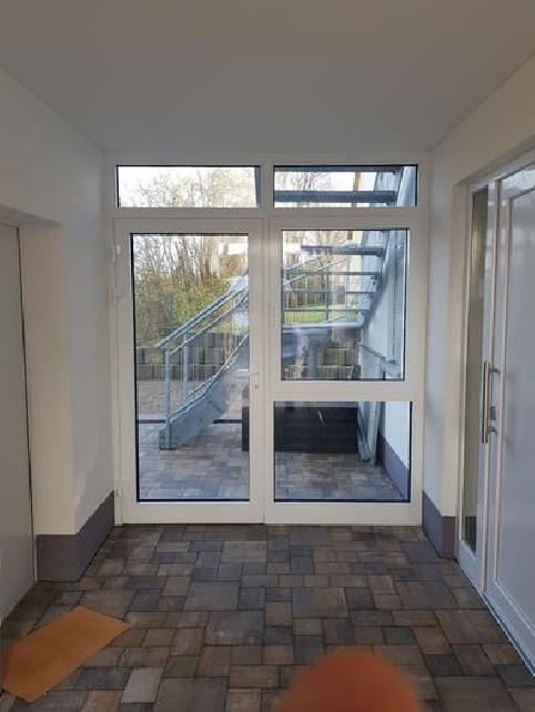 Einbau eines Aluminium Fensterelementes als Windschutz zwischen Garage und Haus, Einbauort war Burgthann im Jahre 2019 | Schuller GmbH, Neumarkt