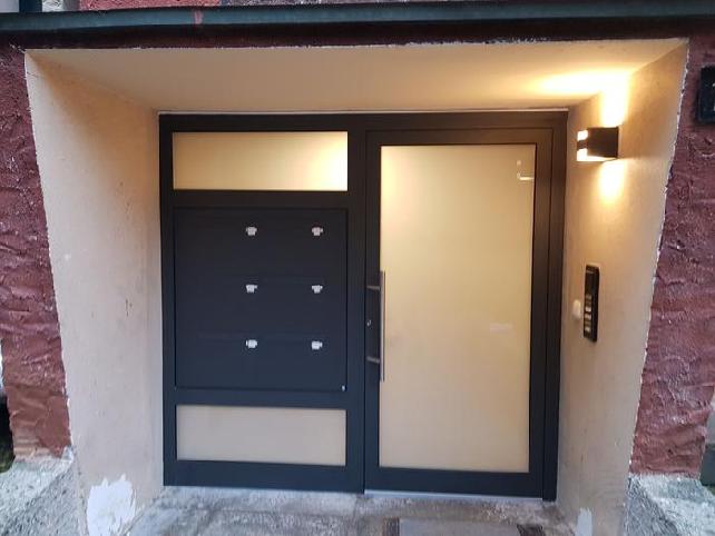 Austausch zweier Haustüren eines Mehrfamilienhauses gegen Aluminium Haustüren mit je sechs Briefkästen, Einbauort war Greding im Jahre 2020 | Schuller GmbH, Neumarkt