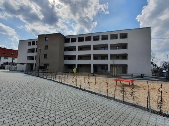 Neubau von 98 Wohneinheiten gefördeter Wohnungsbau im Jahre 2020, Wir lieferten die Fenster, Rollos, Haustüren, Laubengangtüren | Schuller GmbH, Neumarkt